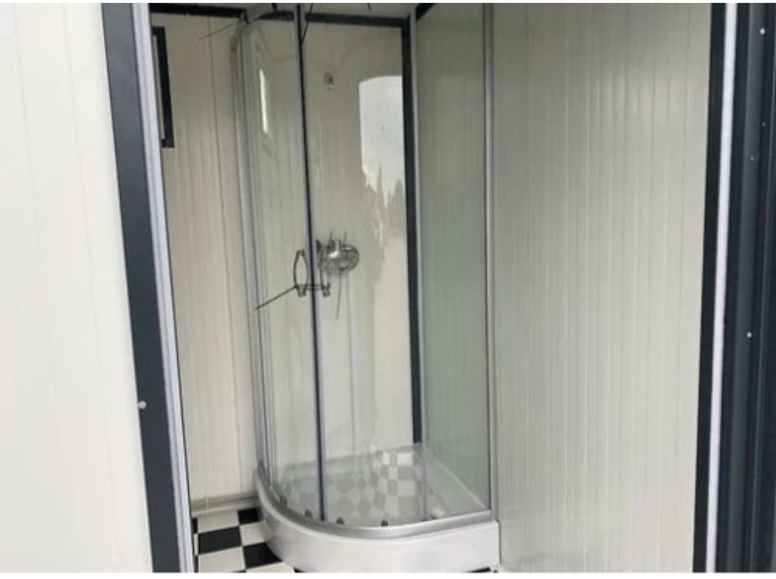 Contenedor sanitario de 4x2 m con inodoro doble y ducha