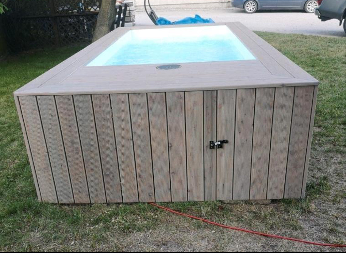 PISCINA CONTENEDOR CON REVESTIMIENTO DE MADERA