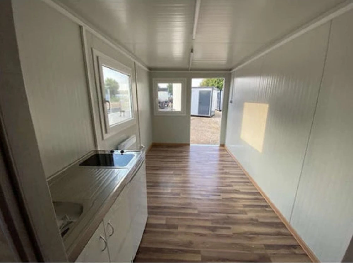 Oficina modular de 6,00 x 2,40 m con baño, ducha y cocina