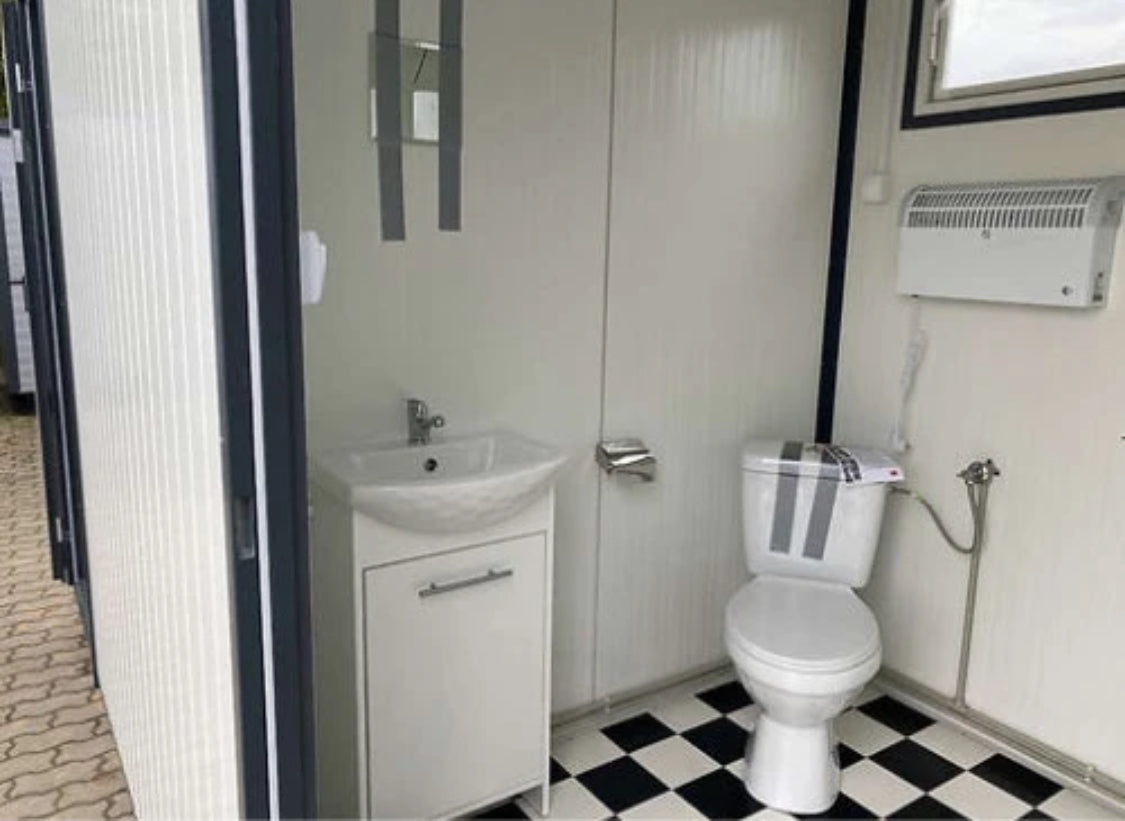 Contenedor sanitario de 4x2 m con inodoro doble y ducha