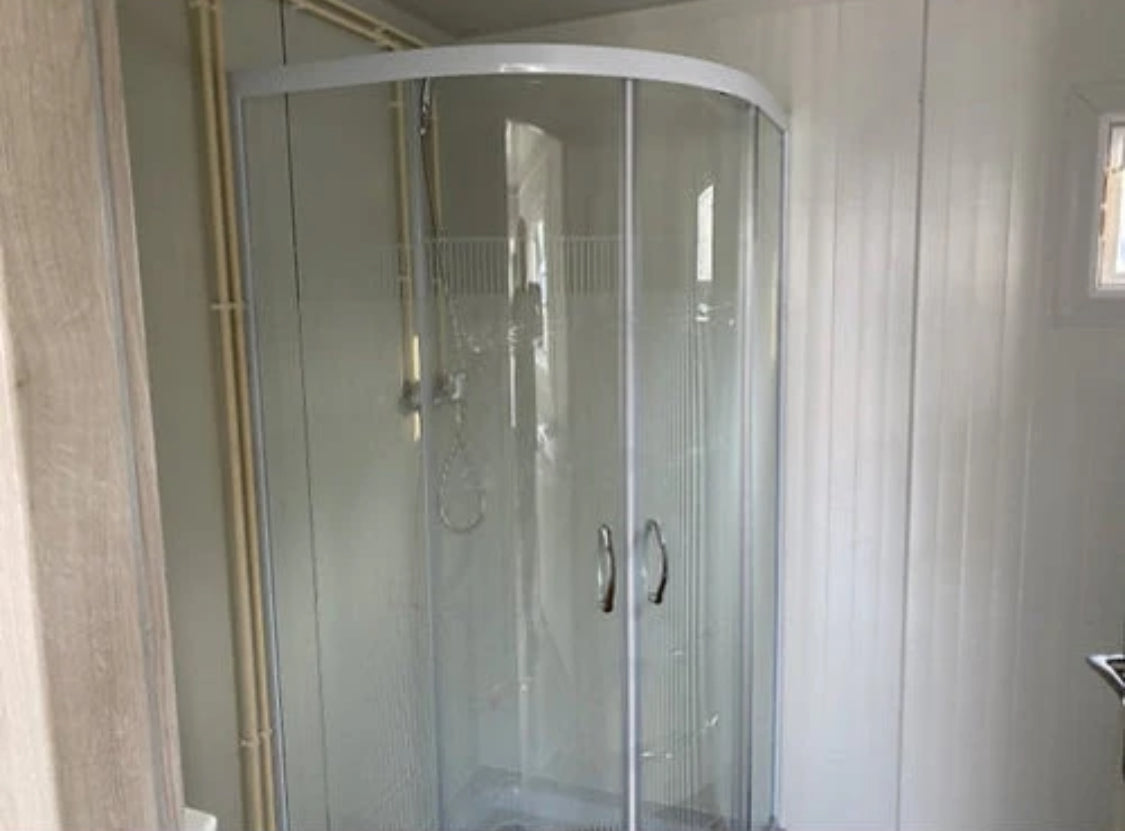 Oficina modular de 6,00 x 2,40 m con baño, ducha y cocina
