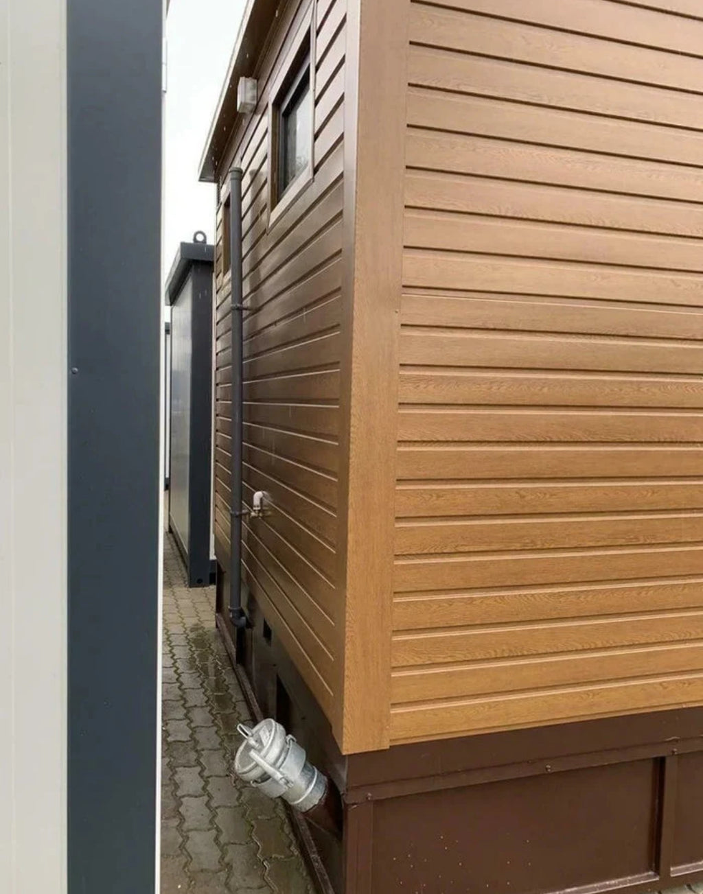 Cabina de aseo doble con tanque séptico

Modelo de madera de alta gama