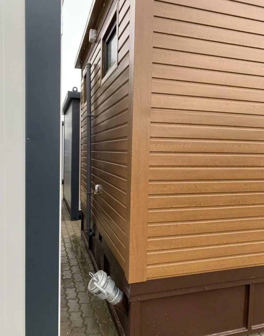 Cabina de aseo doble con tanque séptico

Modelo de madera de alta gama