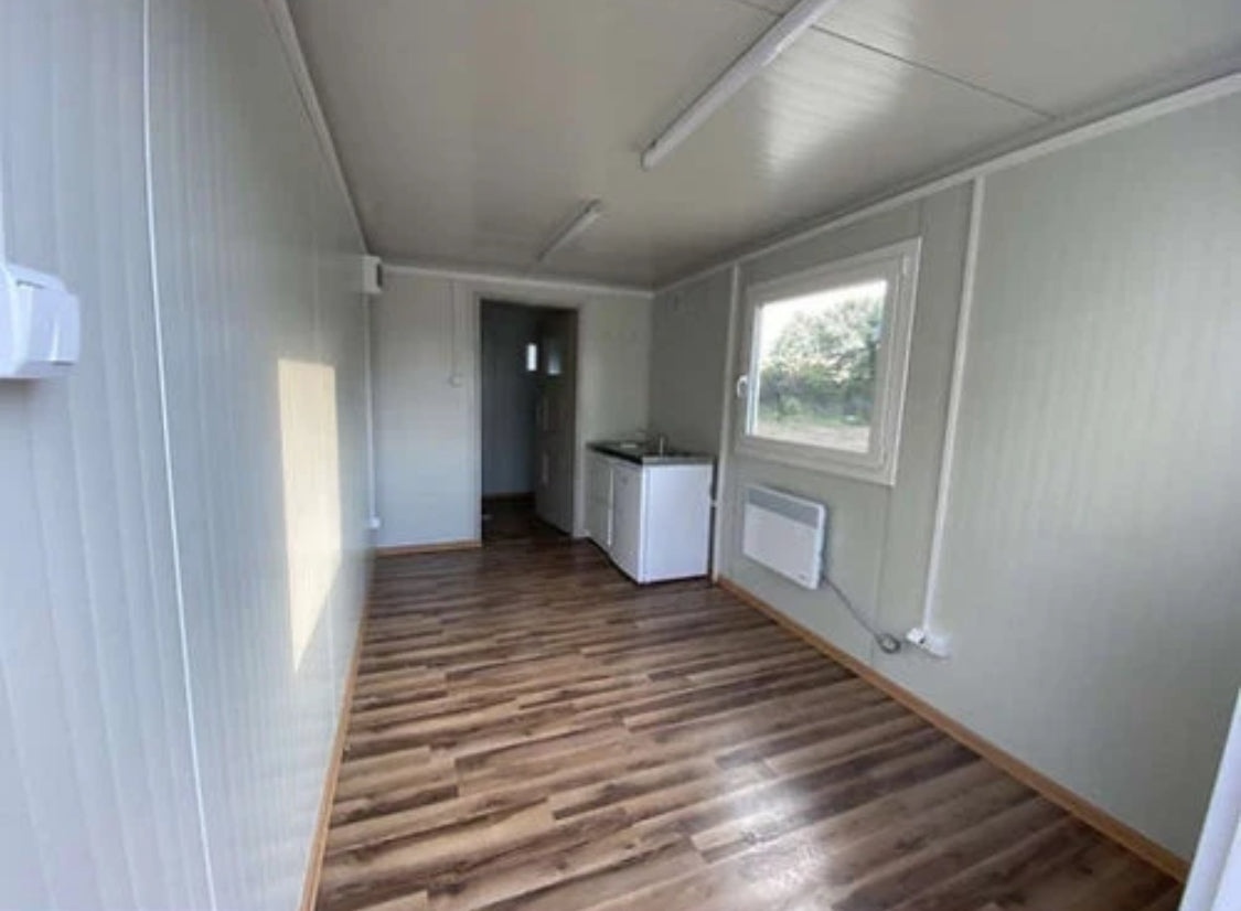 Oficina modular de 6,00 x 2,40 m con baño, ducha y cocina
