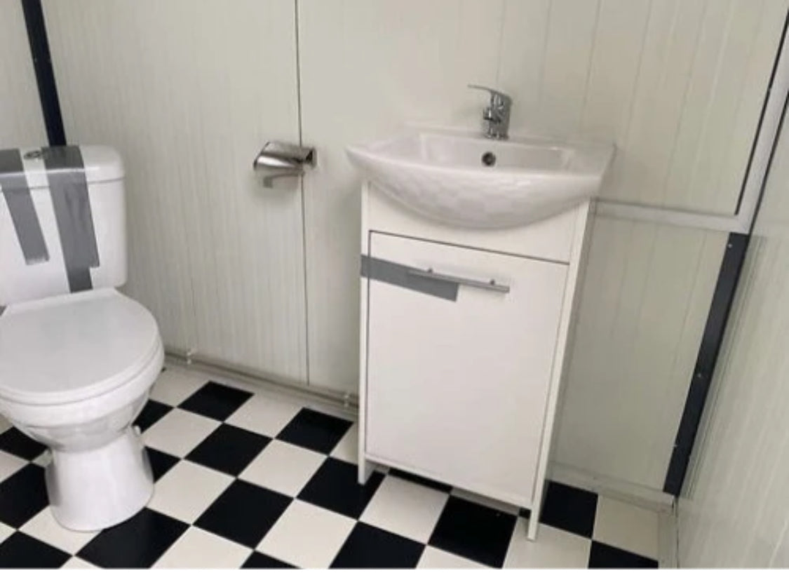 Contenedor sanitario de 4x2 m con inodoro doble y ducha