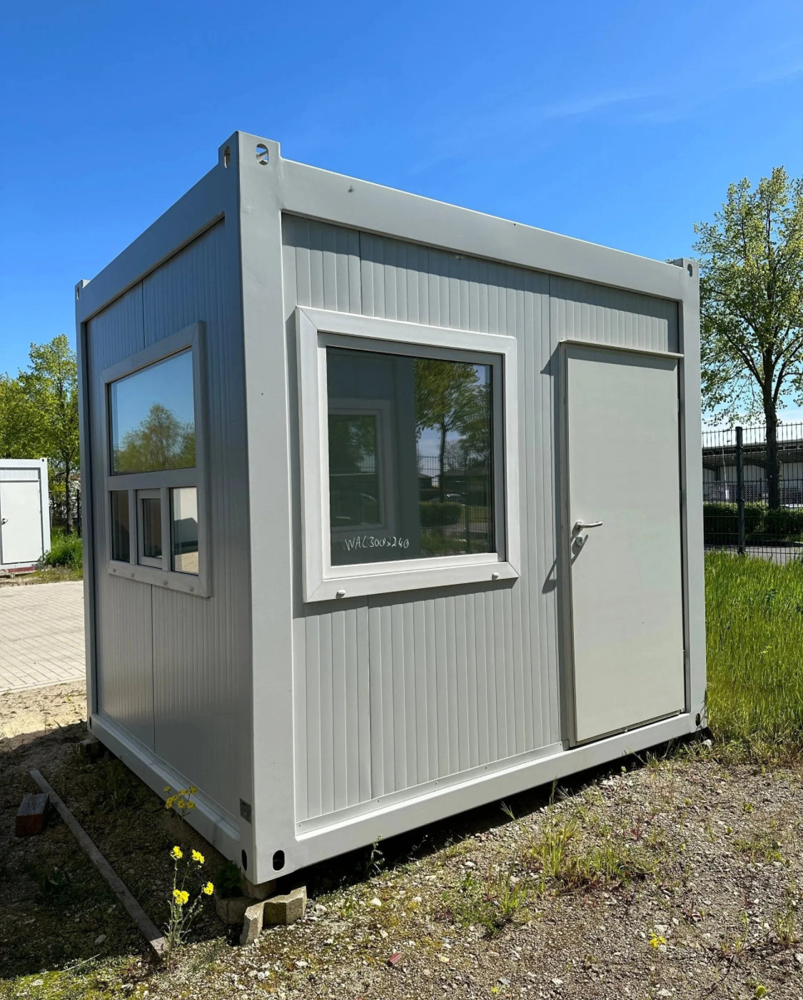 Contenedor de oficina de 3,00 × 2,44 m – Puesto de seguridad/control
