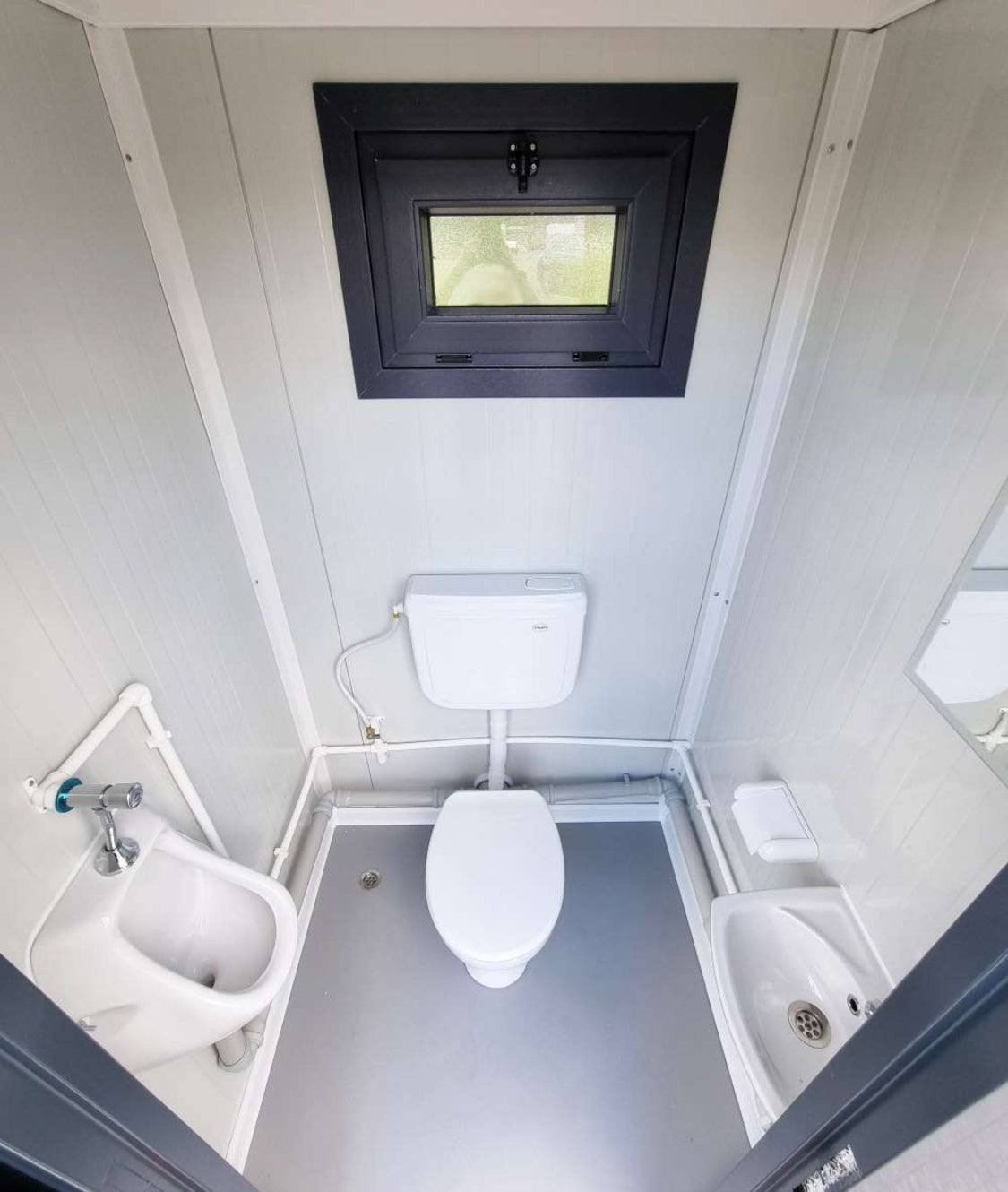 Contenedor sanitario con ducha, inodoro y urinario