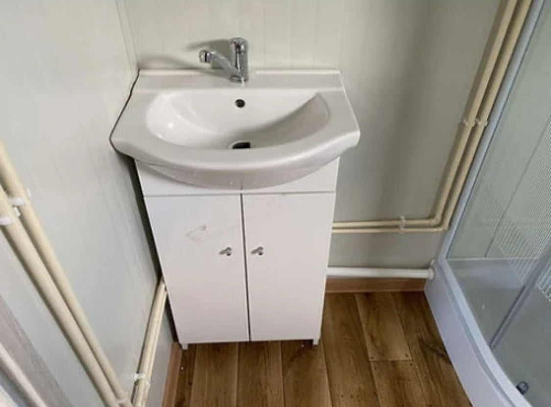 Oficina modular de 6,00 x 2,40 m con baño, ducha y cocina