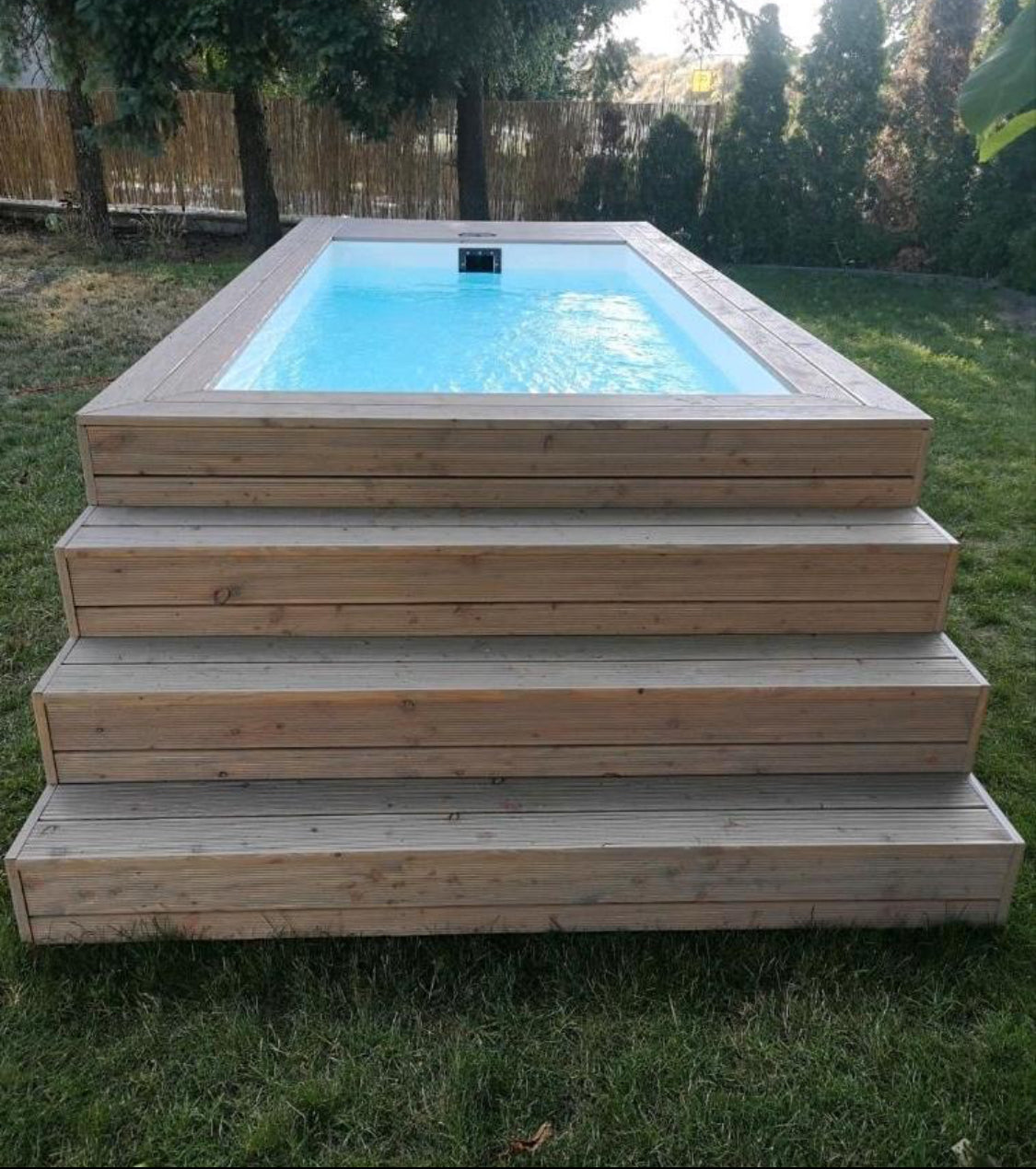 PISCINA CONTENEDOR CON REVESTIMIENTO DE MADERA