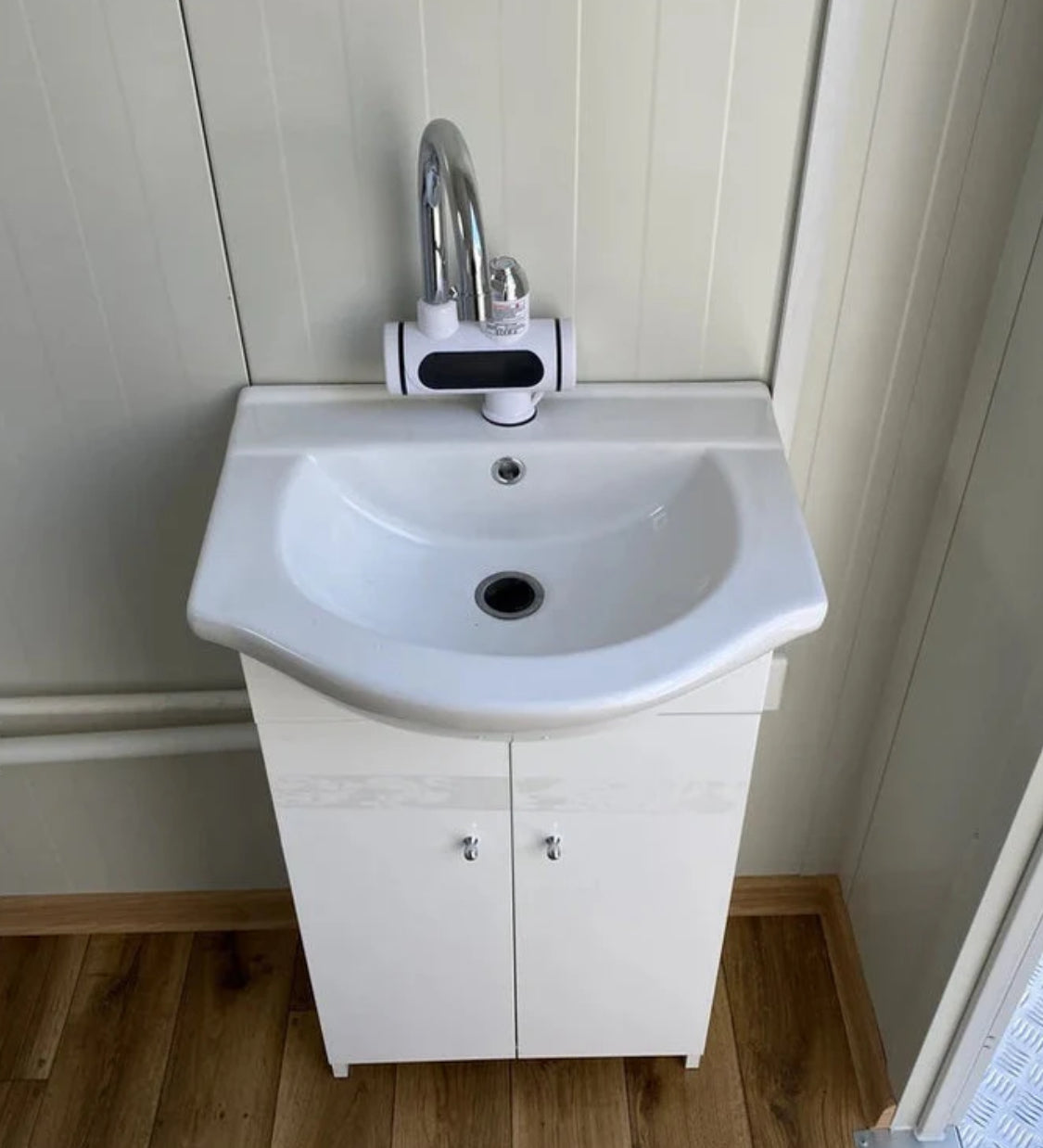 Cabina de aseo doble con tanque séptico

Modelo de madera de alta gama